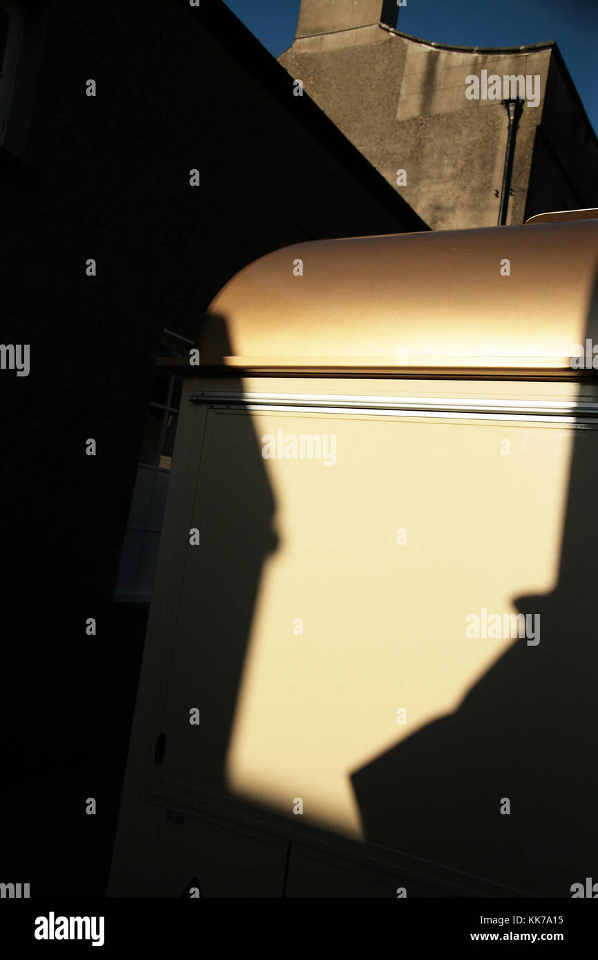 Galles, UK, Regno Unito Street e scene del villaggio con siti storici Foto Stock