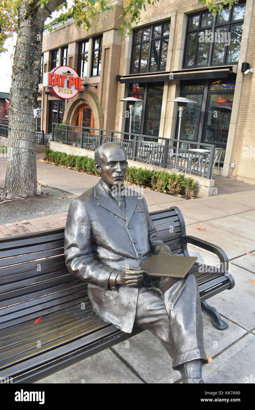 Downtown Fairhaven Bellingham, Washington si trova la statua di bronzo di J.J. Donovan, un uomo a scrivere una lettera romantica per la sua sposa. Foto Stock