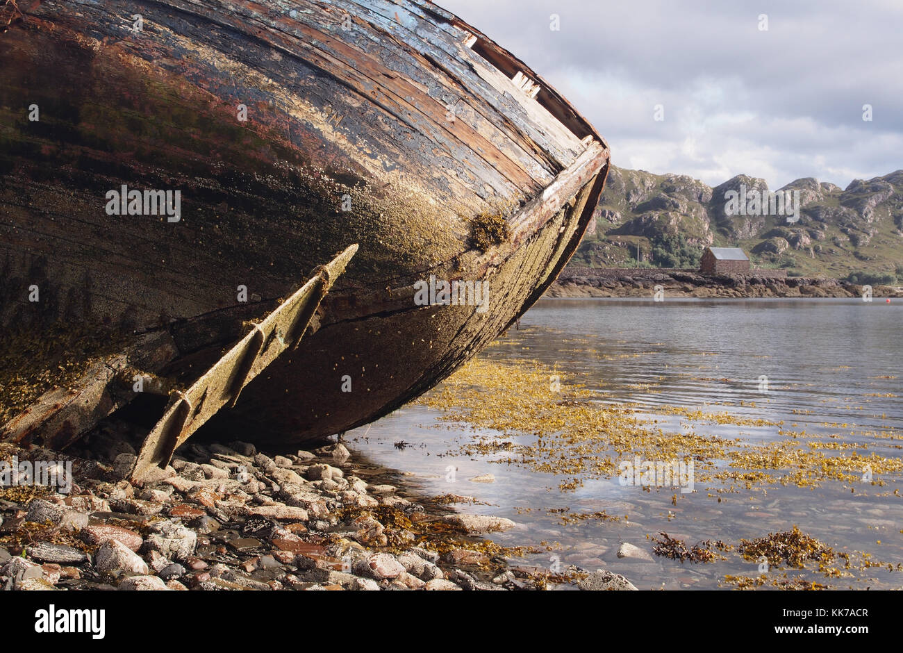 Nave naufragata sulla spiaggia a basso Diabaig, Scozia Foto Stock