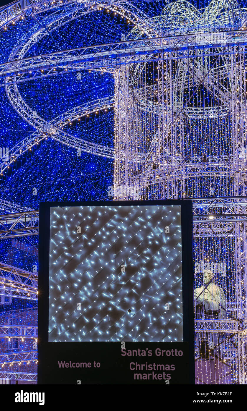 2017 Xmas installazione luci di notte in George Street, Edimburgo, Scozia, Regno Unito. Foto Stock