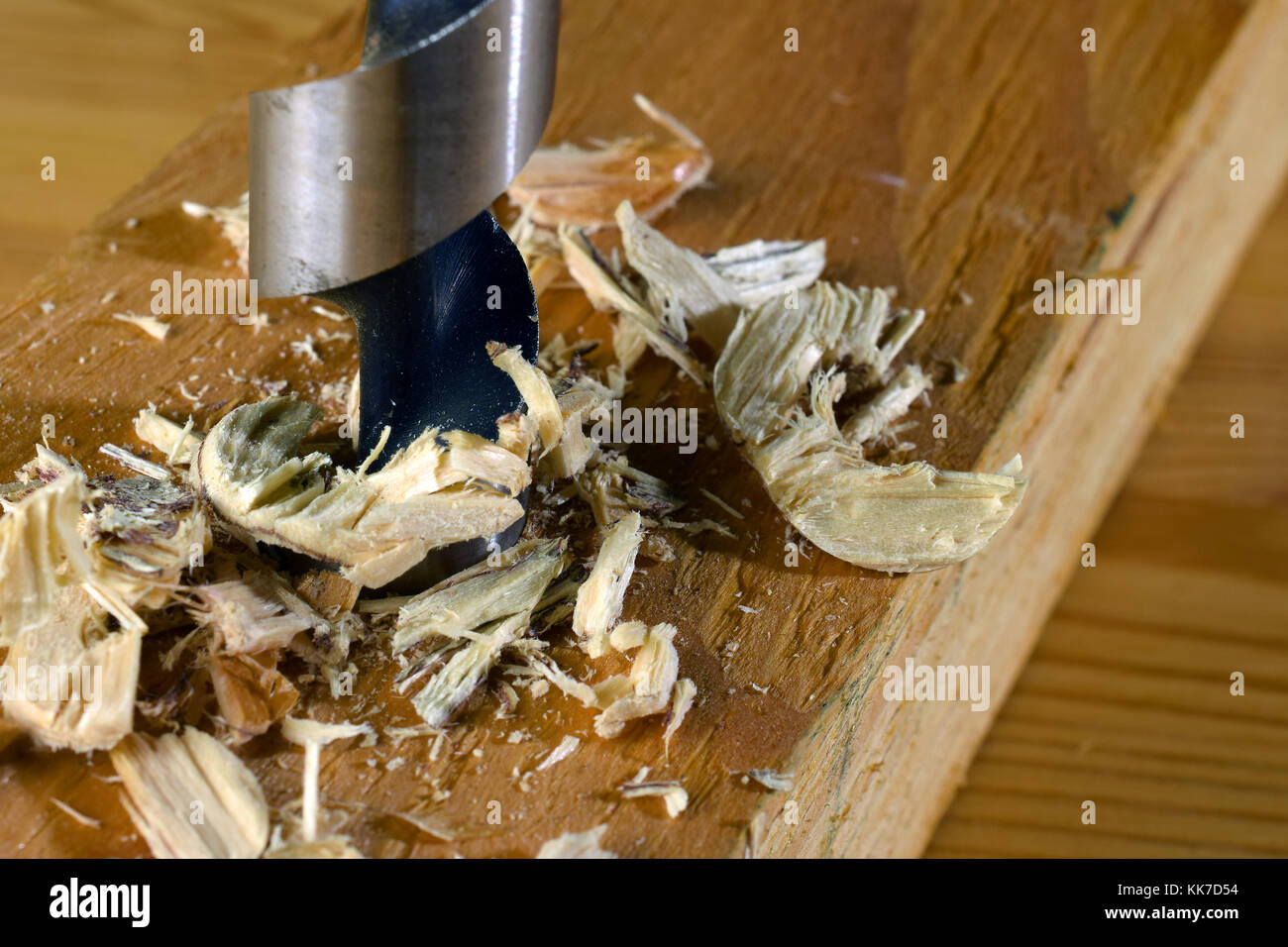 Forare il legno. orizzontale fino in prossimità delle punte da trapano per  legno da trucioli e Foto stock - Alamy