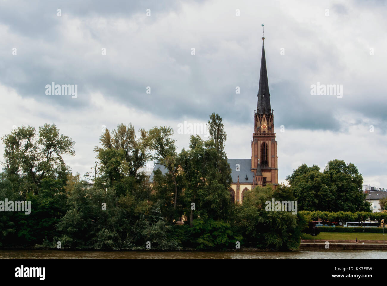 Una vista di una chiesa gotica vicino al fiume a Francoforte. Foto Stock