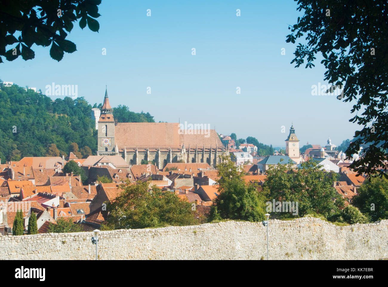 Vista panoramica di brasov città vecchia medievale e le pareti da tampa mountain, Transilvania, Romania. Foto Stock