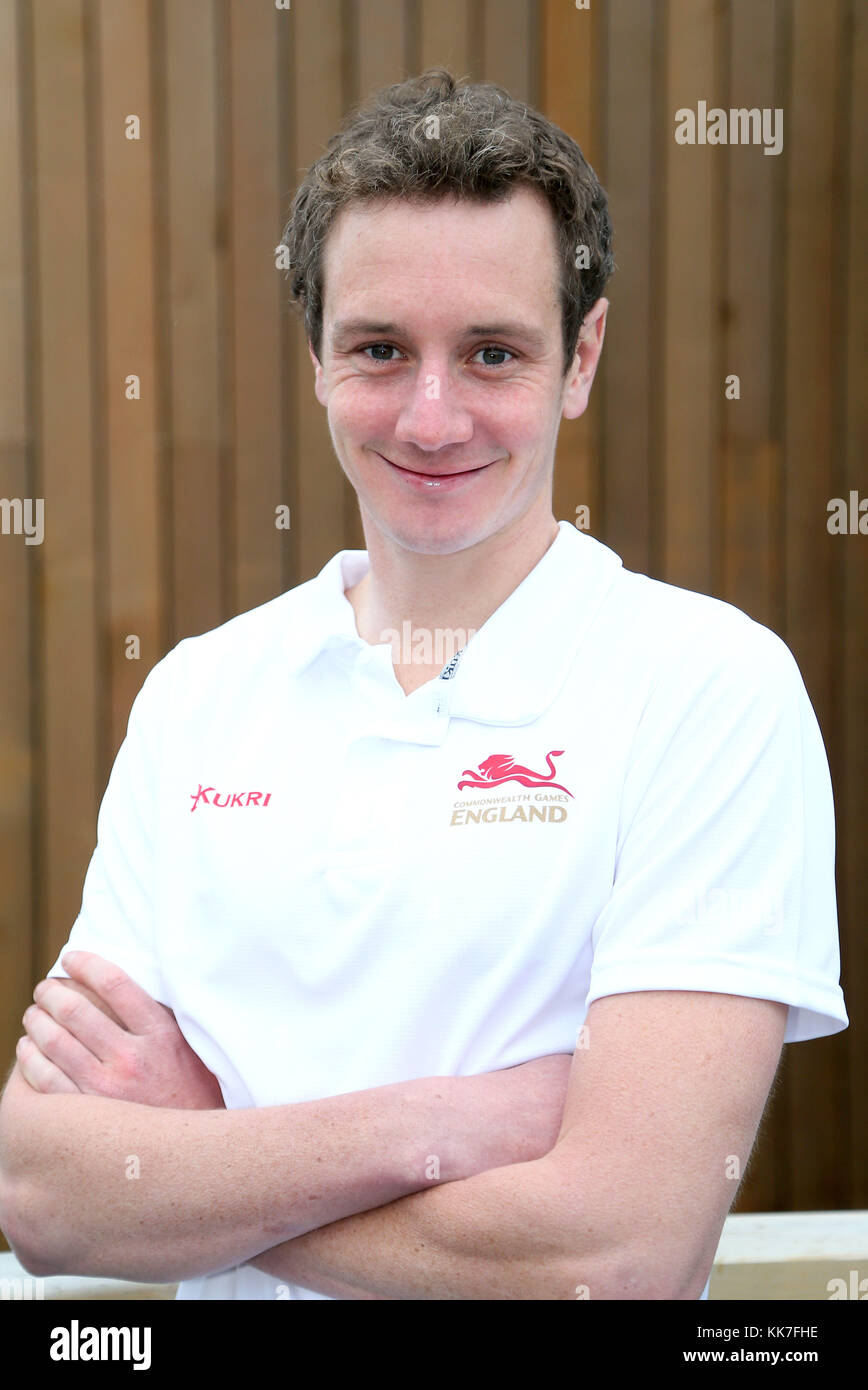 Alistair Brownlee pone durante la squadra annuncio per la Gold Coast 2018 Giochi del Commonwealth a Bodington campi e Brownlee centro di Leeds. Foto Stock