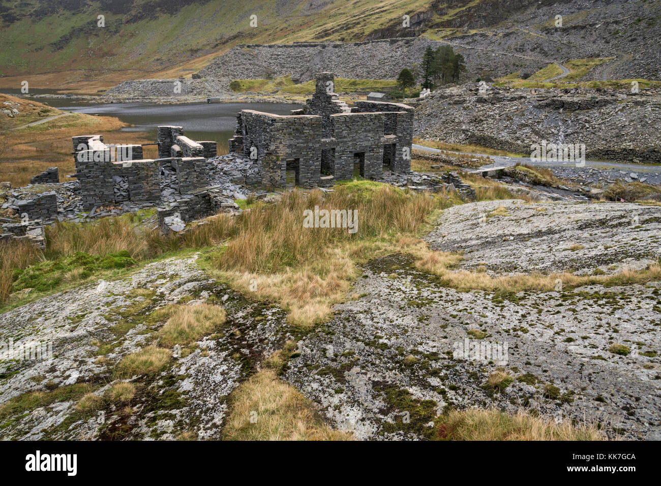 Rovine di vecchi edifici di cava di ardesia a Cwmorthin, Tanygrisiau, Galles del Nord. Una vecchia cava remota tra le montagne, oggi una zona popolare tra gli escursionisti. Foto Stock Rovine di vecchi edifici di cava di ardesia a Cwmorthin, Tanygrisiau, Galles del Nord. Una vecchia cava remota tra le montagne, oggi una zona popolare tra gli escursionisti. Foto Stock