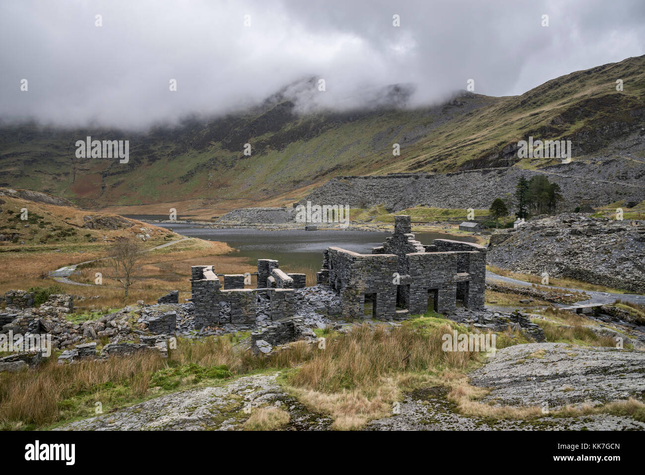 Rovine di vecchi edifici di cava di ardesia a Cwmorthin, Tanygrisiau, Galles del Nord. Una vecchia cava remota tra le montagne, oggi una zona popolare tra gli escursionisti. Foto Stock Rovine di vecchi edifici di cava di ardesia a Cwmorthin, Tanygrisiau, Galles del Nord. Una vecchia cava remota tra le montagne, oggi una zona popolare tra gli escursionisti. Foto Stock