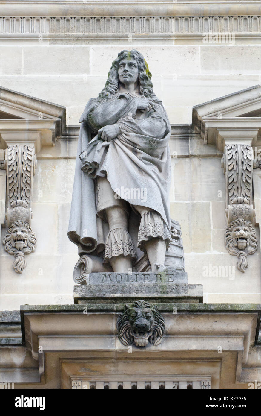 Parigi, Francia. Palais du Louvre. Statua nella cour Napoleon: Moliere (Giovanni battista Poquelin: 1622 - 1673), drammaturgo francese Foto Stock
