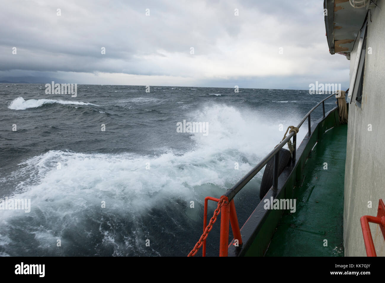 Barca la navigazione nello Stretto di Magellano, Cile Foto Stock
