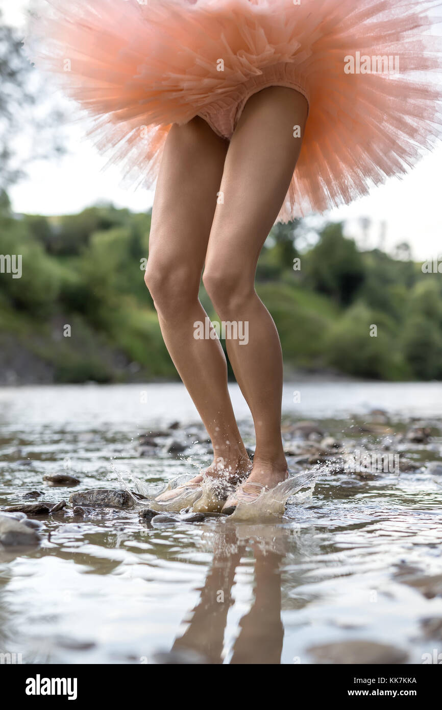 Ballerina che salta nel fiume Foto Stock