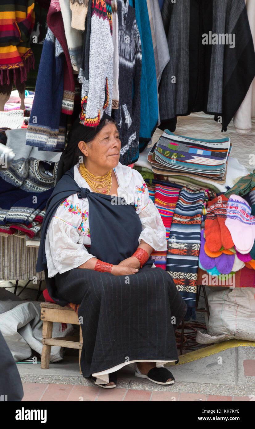 Otavalo Market, Ecuador - una donna indigena stalla titolare in costume tradizionale, Otavalo, Ecuador, Sud America Foto Stock