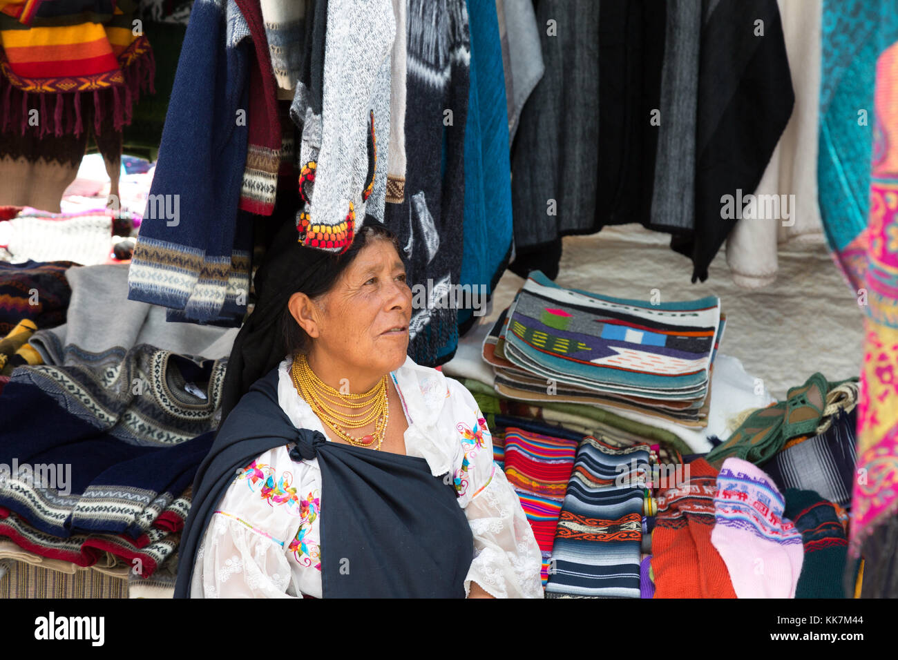 Otavalo Market, Ecuador - una donna indigena stalla titolare in costume tradizionale, Otavalo, Ecuador, Sud America Foto Stock