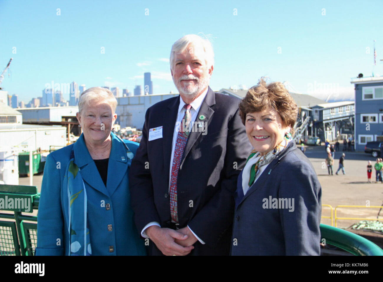 Relatori dell'evento, Segretario aggiunto dei traghetti dello Stato di Washington, Lynne Griffith, Segretario del Dipartimento di Stato dei Trasporti di Washington, Roger Millar, e Bremerton Mayor, Patty Lent a bordo del M/V Chimacum. Tutti i sorrisi 29075033583 o Foto Stock