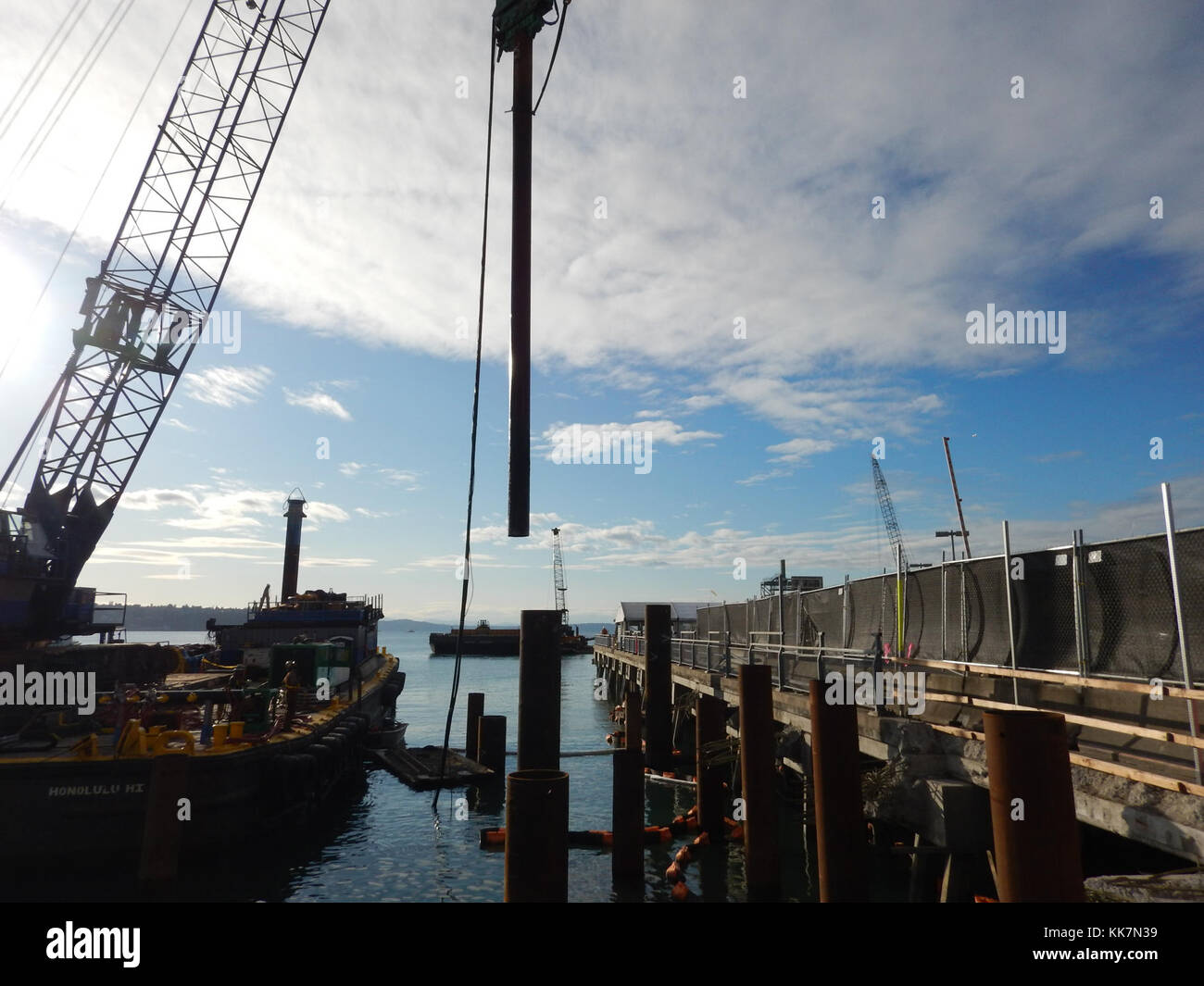 Ottobre 2017: Una delle prime pile di supporto in acciaio è posizionata lungo il lato meridionale del Colman Dock. Il bacino di oggi è ancora sostenuto in gran parte da pali di legno risalenti prima della seconda guerra mondiale Quando il progetto del terminal multimodale di Seattle presso Colman Dock sarà completato nel 2023, sostituiremo tutti questi pali di invecchiamento con centinaia di colonne in acciaio progettate per resistere a grandi terremoti. La gru posiziona una pila di acciaio a 37818357711 o Foto Stock