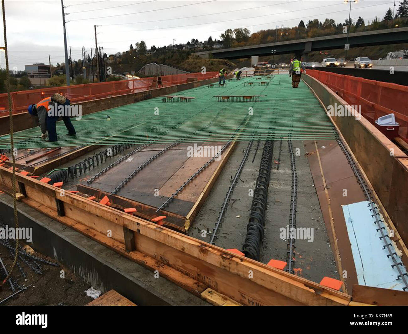 Il 3 novembre 2017 a Renton, i lavoratori del settore edile installano la barra di sicurezza sul ponte Talbot per il progetto di raccordo diretto i-405/SR 167 Interchange. Installazione della barra di armatura sul ponte Talbot 38416010676 o Foto Stock