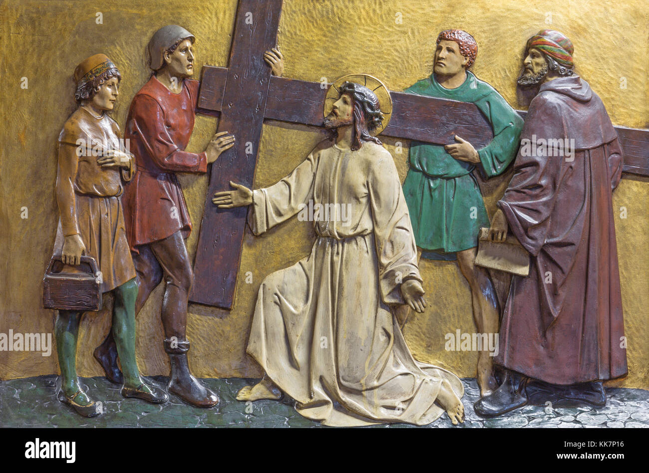 Londra, Gran Bretagna - 17 settembre 2017: il rilievo Gesù porta la croce nella chiesa st. marys pimlico dalla artisto sconosciuto da iniziare a 20 cent. Foto Stock