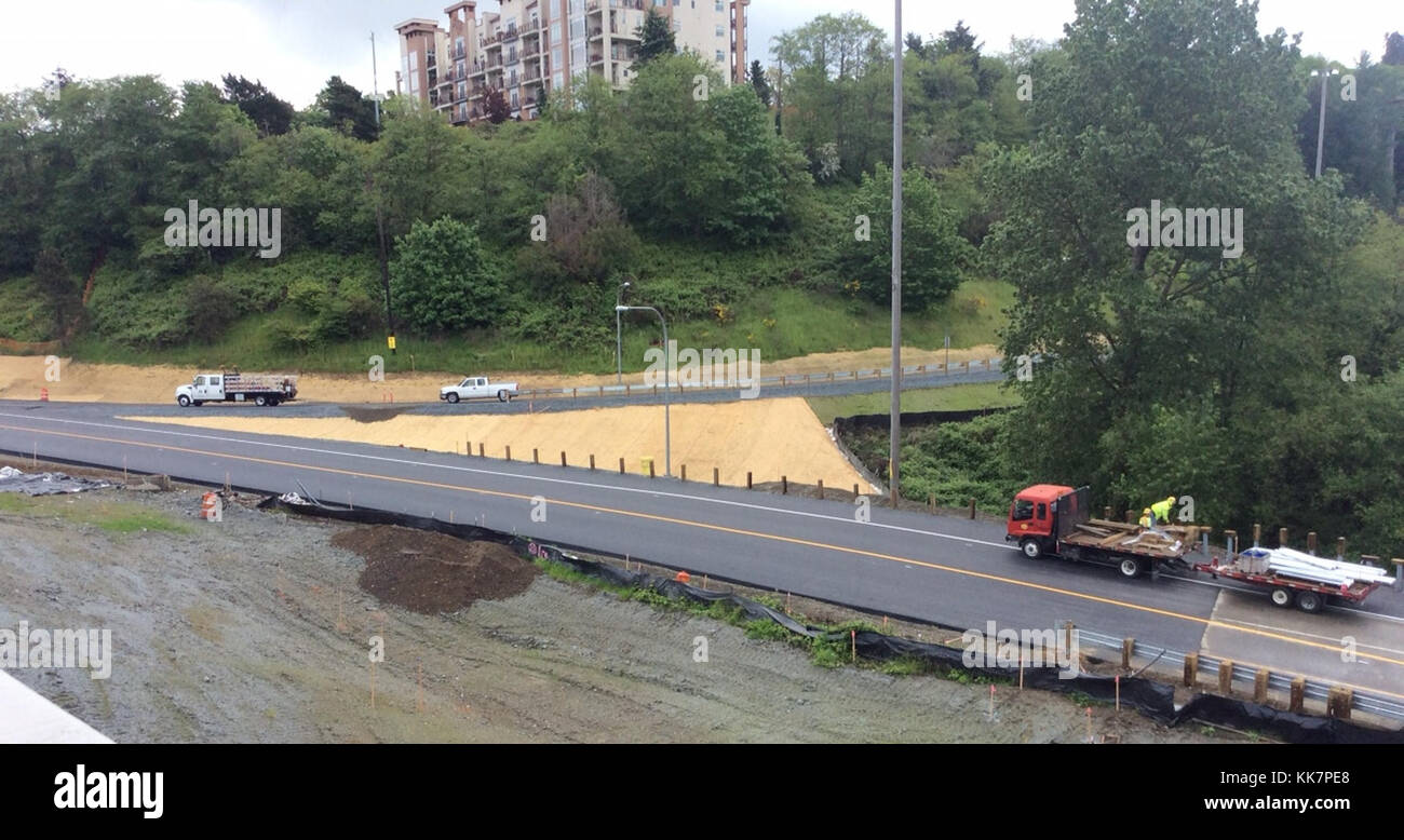 Nel fine settimana del 12-15 maggio, gli equipaggi hanno finito di riallineare e pavimentare le rampe i-705 e SR 7 verso la i-5 in direzione nord. Le rampe aprirono al traffico presto Lunedi mattina, 15 maggio. Nuove rampe lastricate verso la i-5 in direzione nord a Tacoma 33837246824 o Foto Stock
