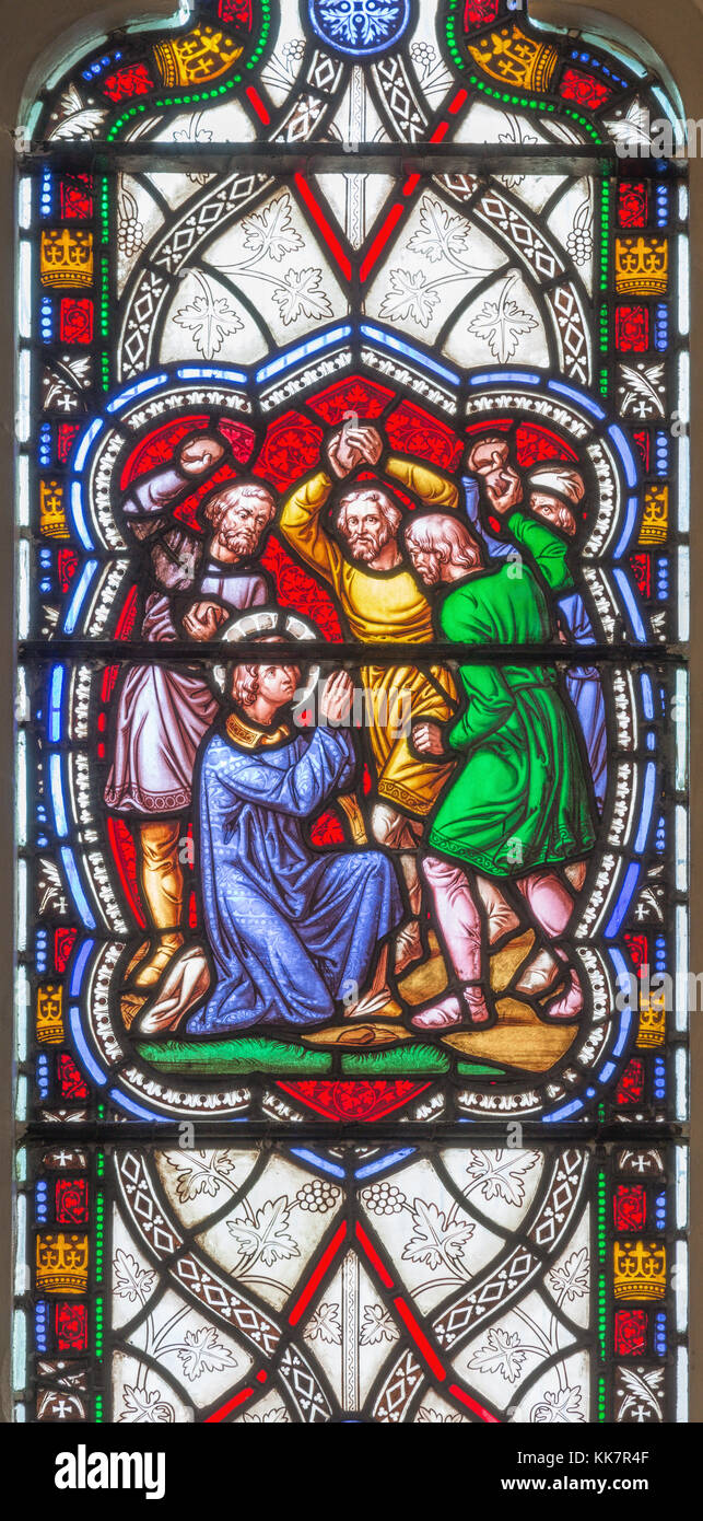 Londra, Gran Bretagna - 19 settembre 2017: la lapidazione di Santo Stefano sul vetro satinato nella chiesa di St Stephen's rochester row da William wailes (18 Foto Stock