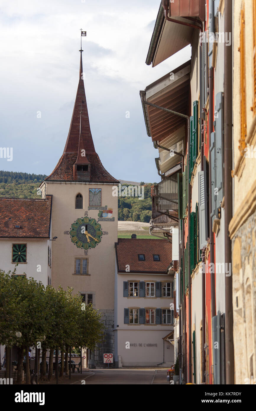 Città di Le Landeron, Svizzera. vista pittoresca del clock tower e l'ingresso nord della città vecchia medievale di le landeron. Foto Stock