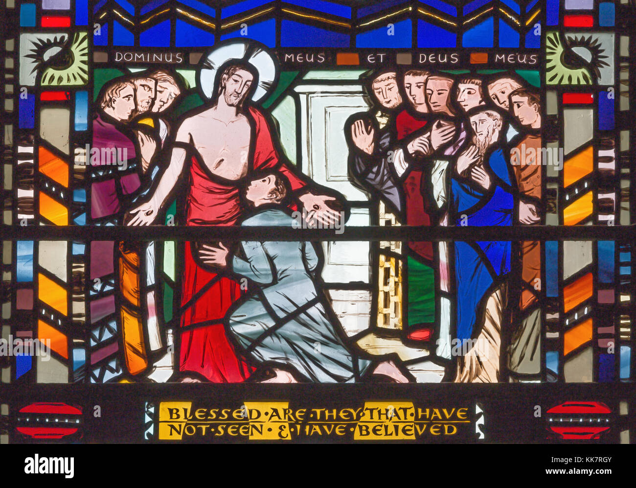 Londra, Gran Bretagna - 16 settembre 2017: la scena apparizione di Gesù a umbelive thomas sul vetro macchiato nella chiesa st etheldreda Foto Stock