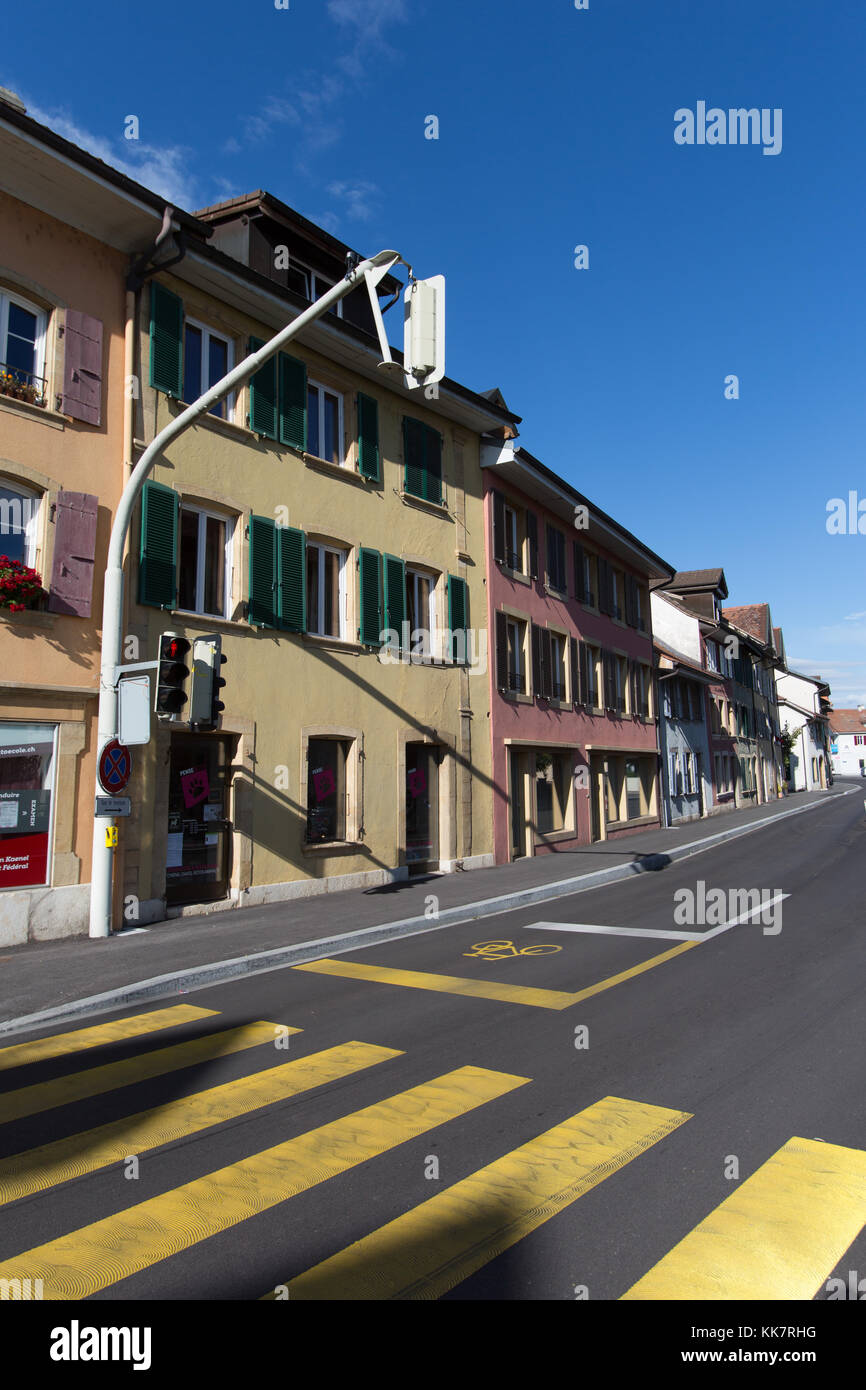 Città di Le Landeron, Svizzera. vista pittoresca di case e di attraversamento pedonale a Le Landeron la rue de soleure. Foto Stock