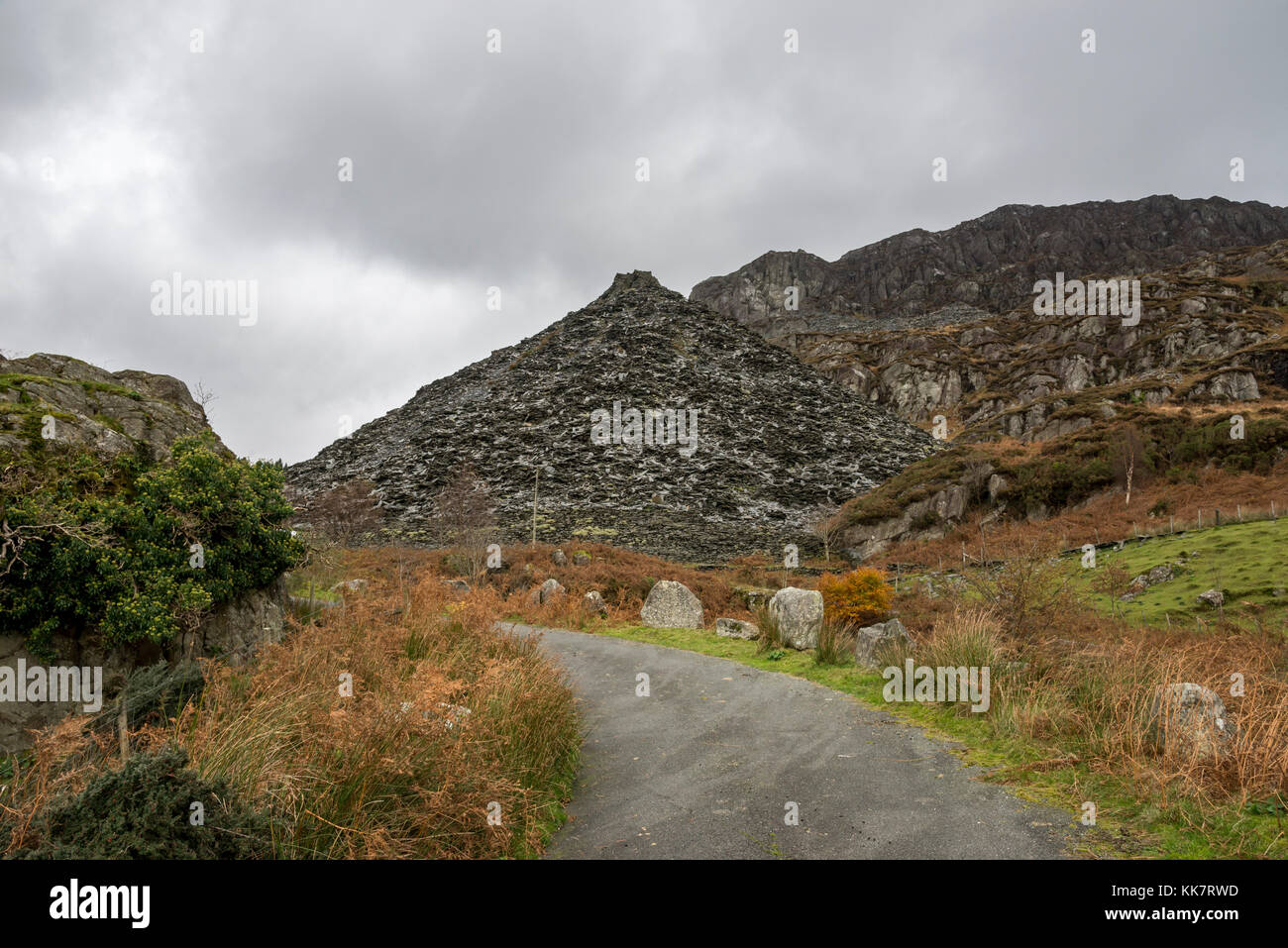 Strada che conduce fino alla vecchia cava a cwmorthin, tanygrisiau, il Galles del nord. Foto Stock