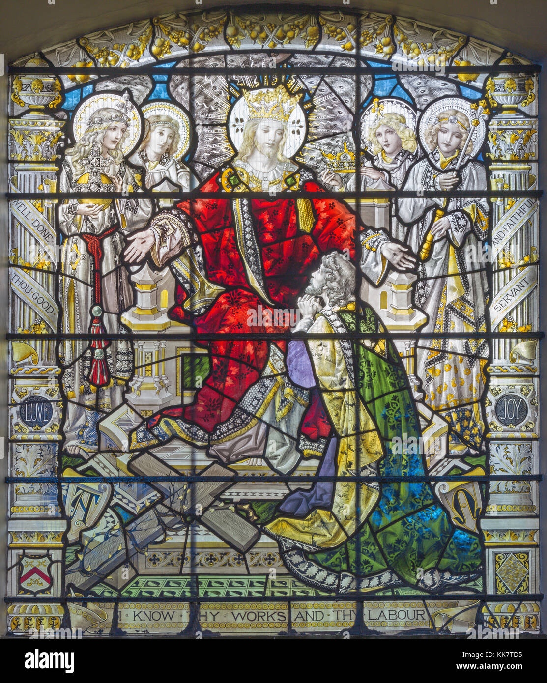 Londra, Gran Bretagna - 15 settembre 2017: Gesù risorto il re e tra gli angeli in vetro satinato di St James's chiesa, clerkenwell Foto Stock