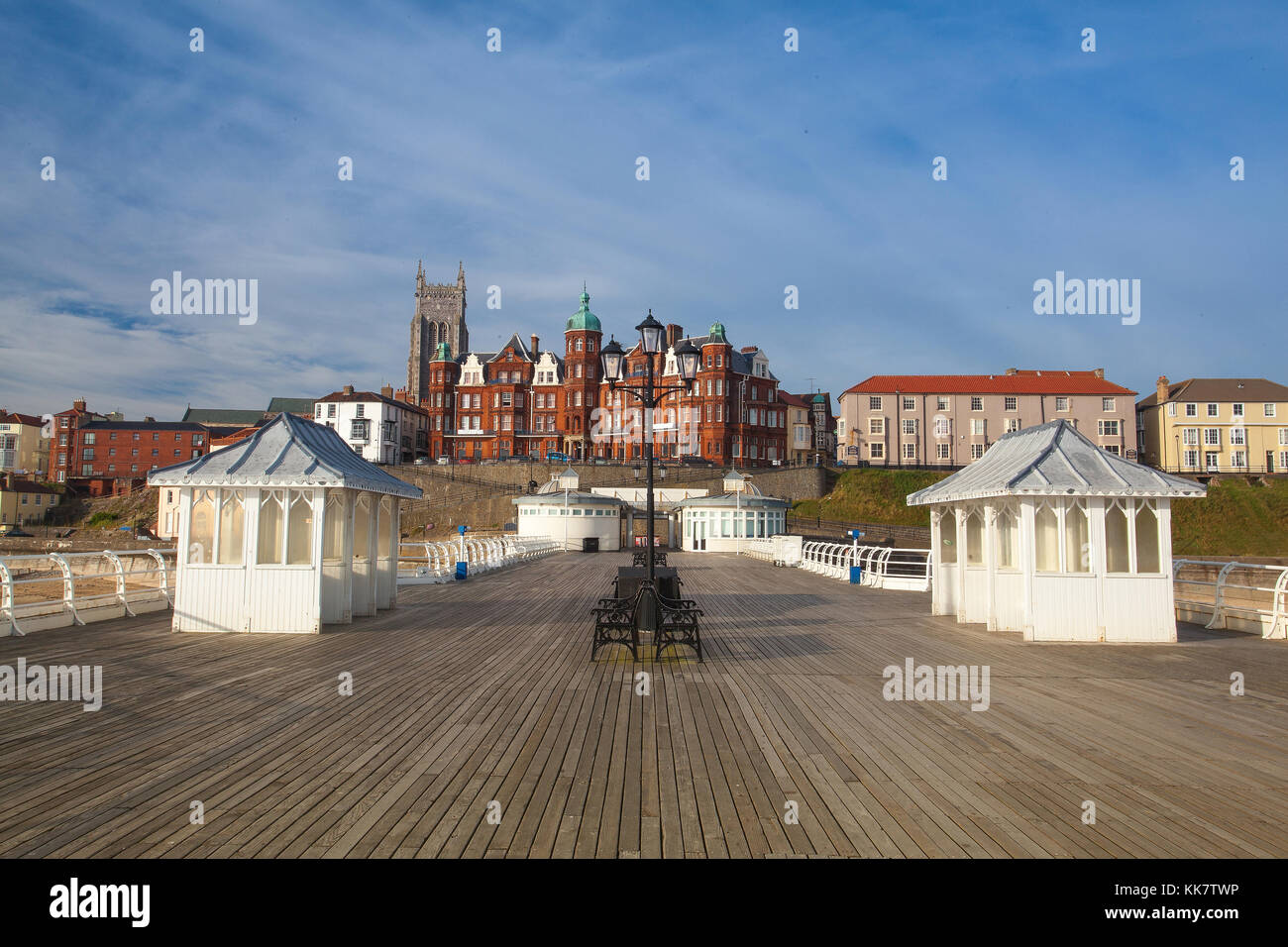 Cromer Beach e il molo vittoriano in Norfolk presso sunrise, Gran Bretagna Foto Stock