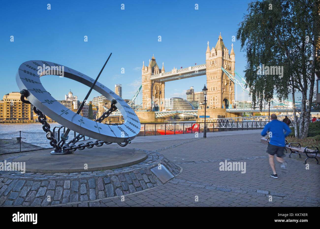 Londra, Gran Bretagna - 14 settembre 2017: la torre sposa e orologio solare sul lungo fiume nella luce del mattino. Foto Stock