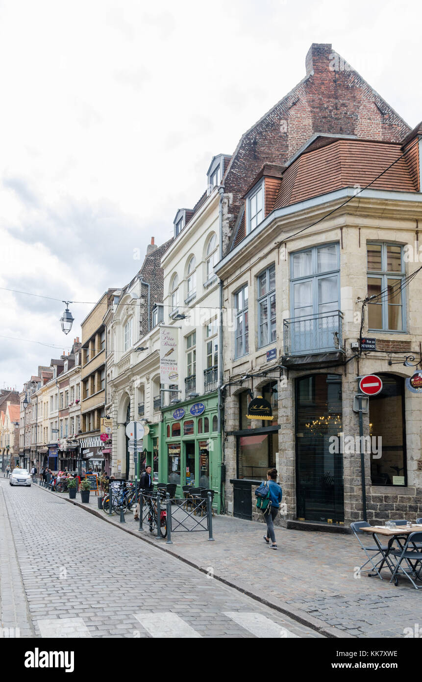 Negozi e ristoranti nella zona attraente Rue de la Monnaie di Lille in Francia settentrionale Foto Stock