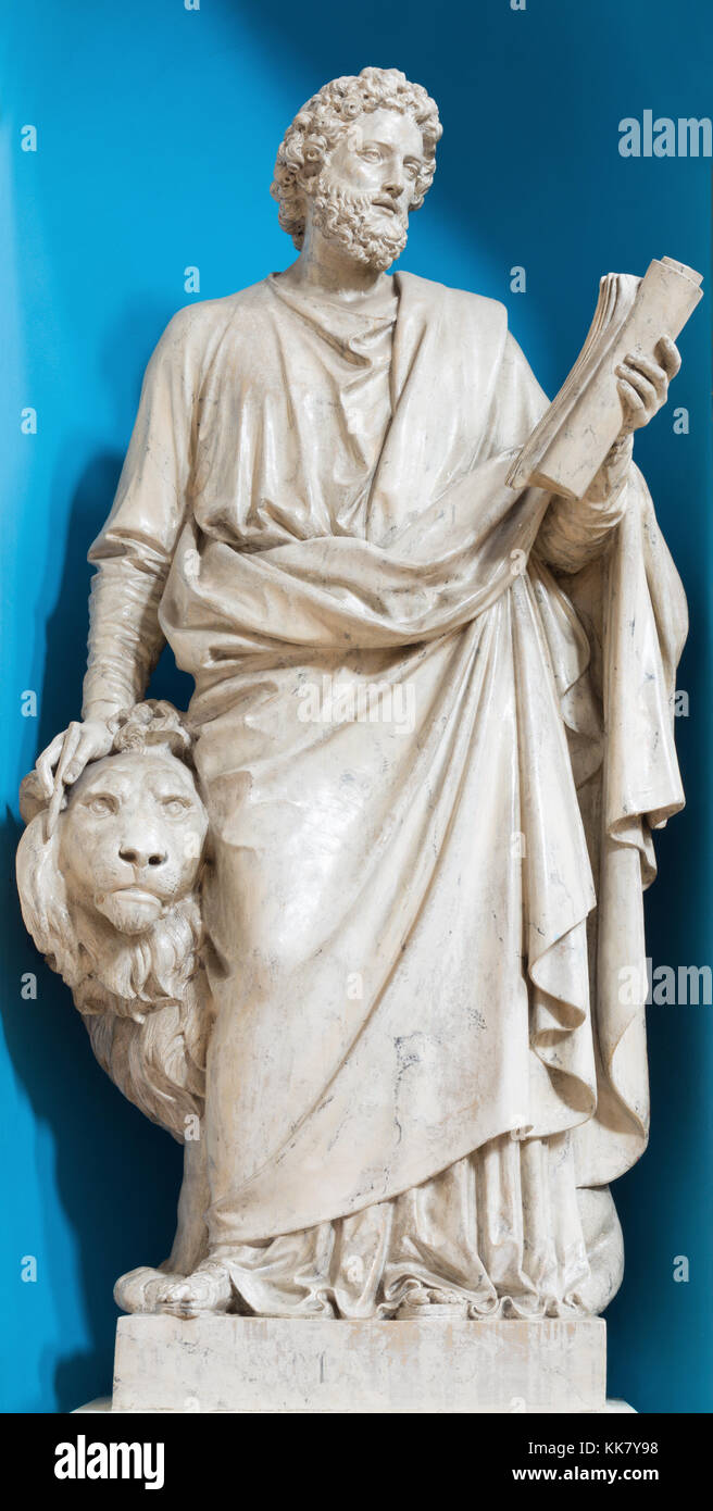 Londra, Gran Bretagna - 17 settembre 2017: la statua scolpita di San Marco Evangelista in San Pietro la chiesa italiana dalla fine del 19. secolo. Foto Stock