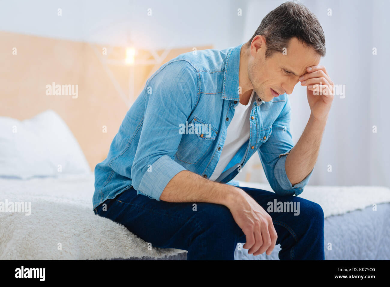 Stanco di essere uomo nel profondo di pensieri Foto Stock