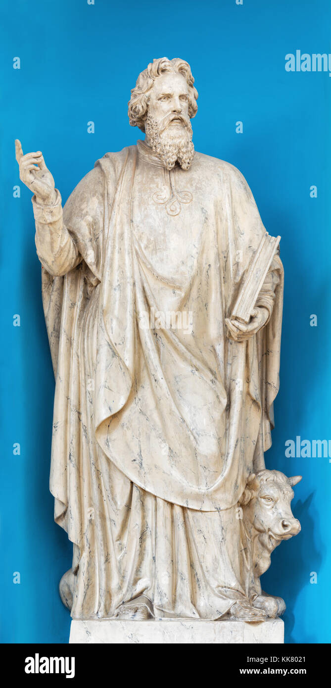 Londra, Gran Bretagna - 17 settembre 2017: la statua scolpita di San Marco Evangelista in San Pietro la chiesa italiana dalla fine del 19. secolo. Foto Stock