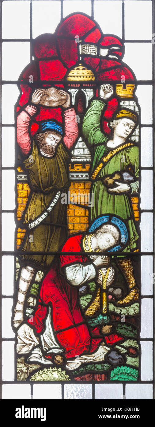 Londra, Gran Bretagna - 19 settembre 2017: la lapidazione di Santo Stefano su vetro macchiato in st Mary Abbot's chiesa su Kensington High Street. Foto Stock