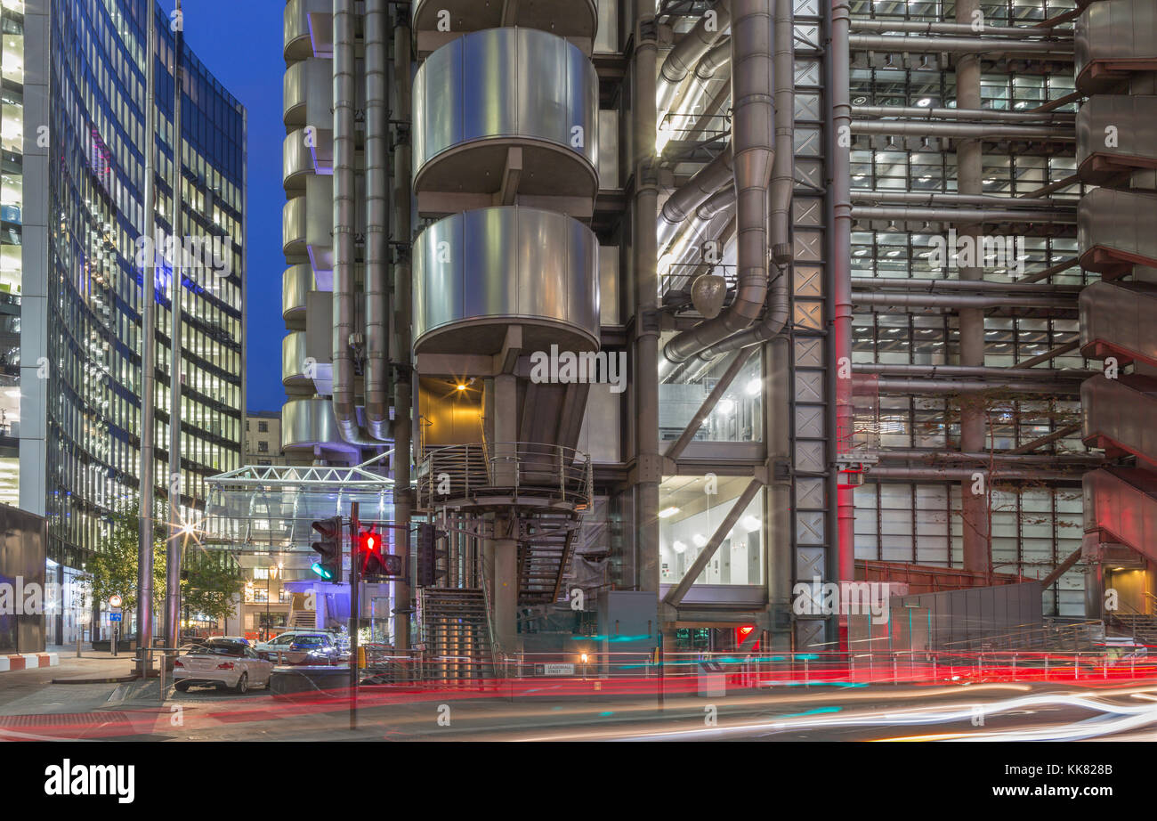 Londra, Gran Bretagna - 18 settembre 2017: le torri di willis edificio e Lloyd's edificio al crepuscolo. Foto Stock