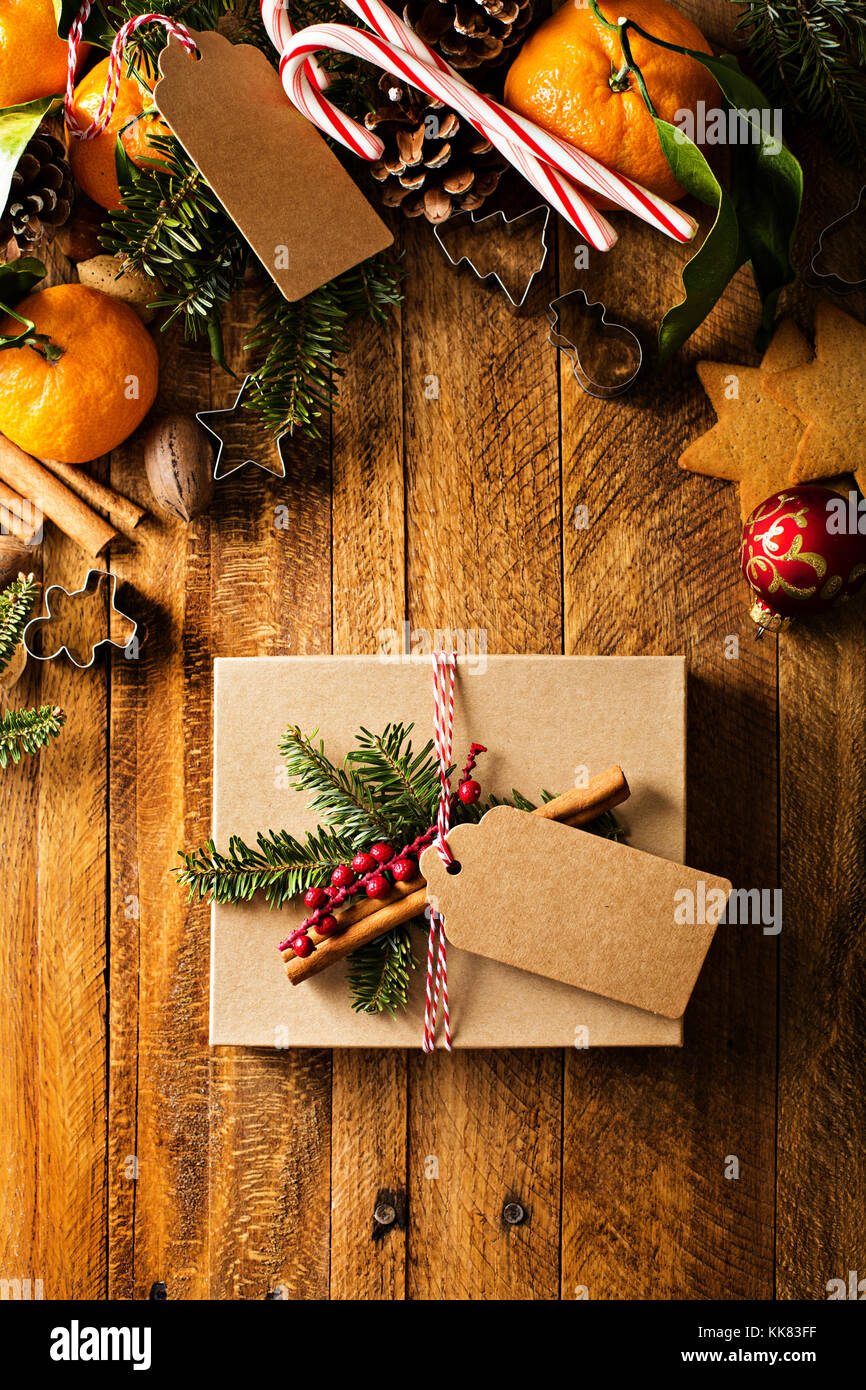 Sfondo di Natale con le arance, candy canes e decorazioni Foto Stock