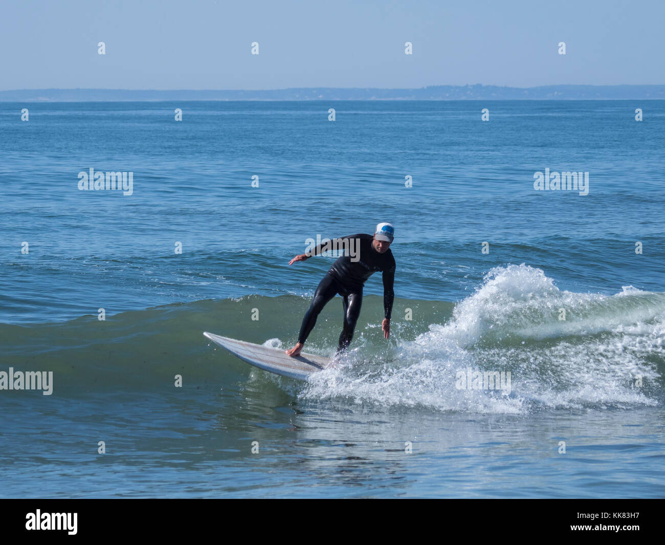 Acqua fredda surfer, Lawrencetown Beach, Lawrencetown, Nova Scotia, Canada. Foto Stock
