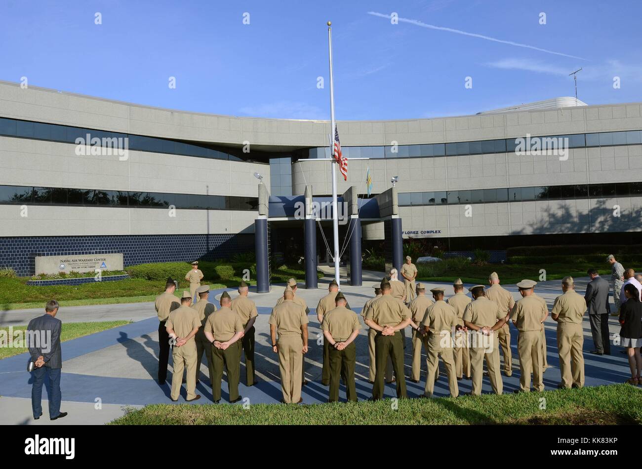 Marines, marinai e i dipendenti civili di osservare un minuto di silenzio al supporto navale Orlando attività in onore dei cinque membri del servizio uccisi nel corso di una sparatoria luglio 16 a Chattanooga, Tennessee, Orlando, Florida. Immagine cortesia Doug Schaub/US Navy, 2015. Foto Stock
