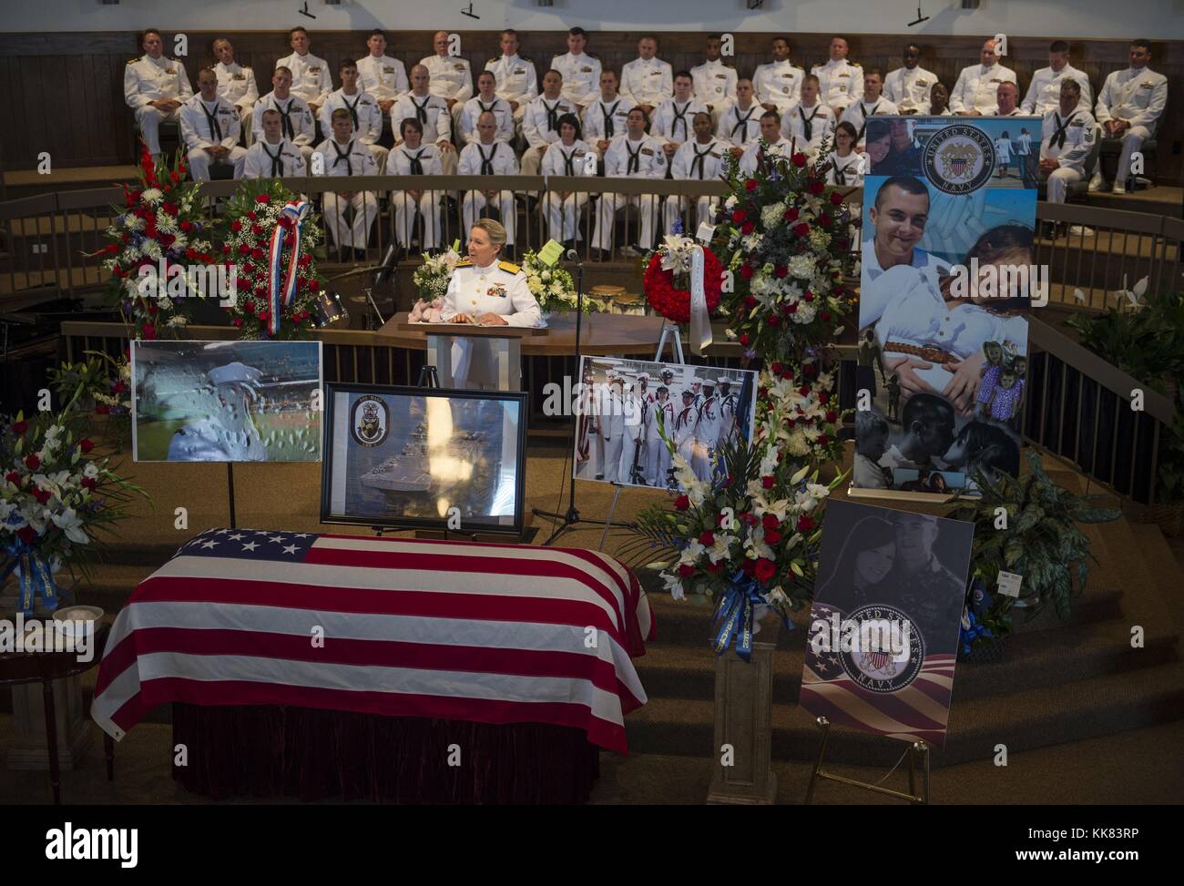 Vice Ammiraglio Robin Braun, comandante della Marina Militare forza di riserva, parla durante il servizio funebre per lo specialista della logistica di 2a classe di Randall Smith, Chattanooga, Tennessee. Immagine cortesia la comunicazione di massa specialista in seconda classe Justin Wolpert/US Navy, 2015. Foto Stock