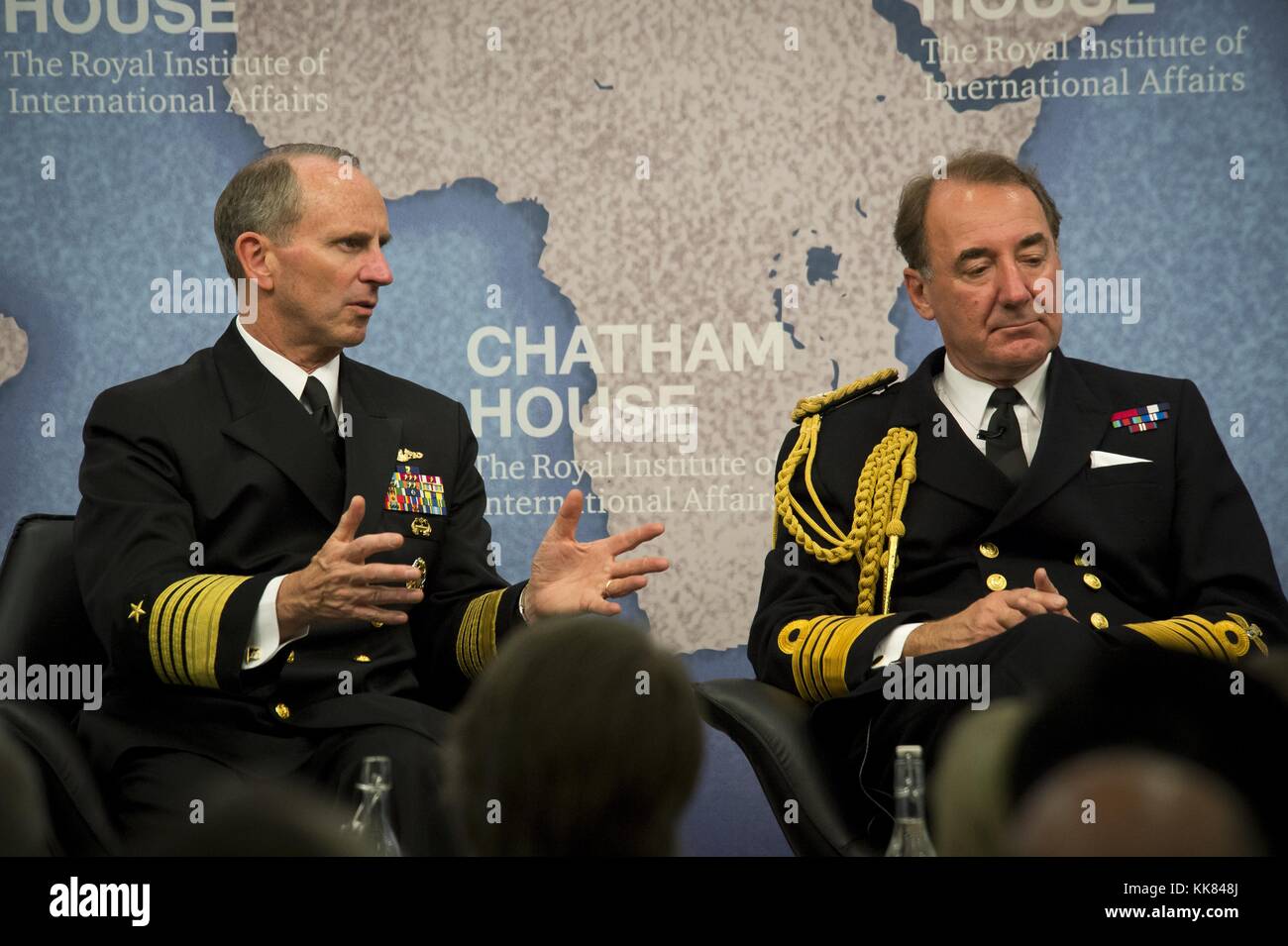 Capo di operazioni navali CNO Ammiraglio Jonathan Greenert e primo signore del mare della Royal Navy ammiraglio sir George Zambellas partecipare ad un moderato talk focalizzato sul futuro dell'angloamericano alleanza navale a Chatham House, il Royal Institute of International Affairs di Londra. Immagine cortesia la comunicazione di massa Specialist 1a classe Nathan Laird/US Navy, Regno Unito, 2015. Foto Stock