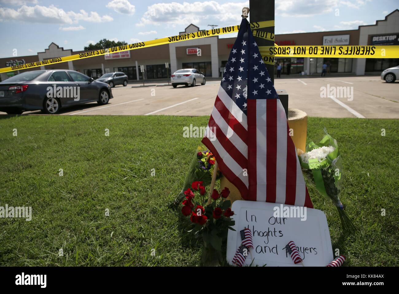 Nastro di polizia e un ripiego memorial inquadrare la scena in corrispondenza di una delle Forze Armate centro in carriera, dove nella prima giornata un tiratore attivo aprì il fuoco, ferendo un US Marine, Chatanooga, Tennessee. Immagine cortesia Damon J. Moritz/US Navy, Stati Uniti, 2015. Foto Stock