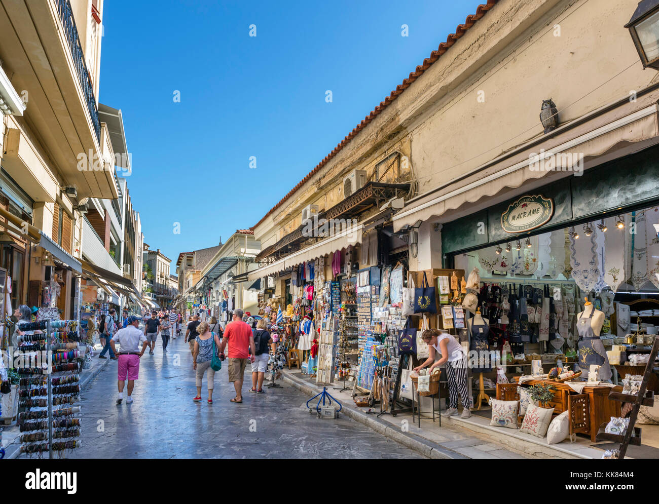 Negozi di Adrianou Street nel quartiere di Plaka, Atene, Grecia Foto Stock