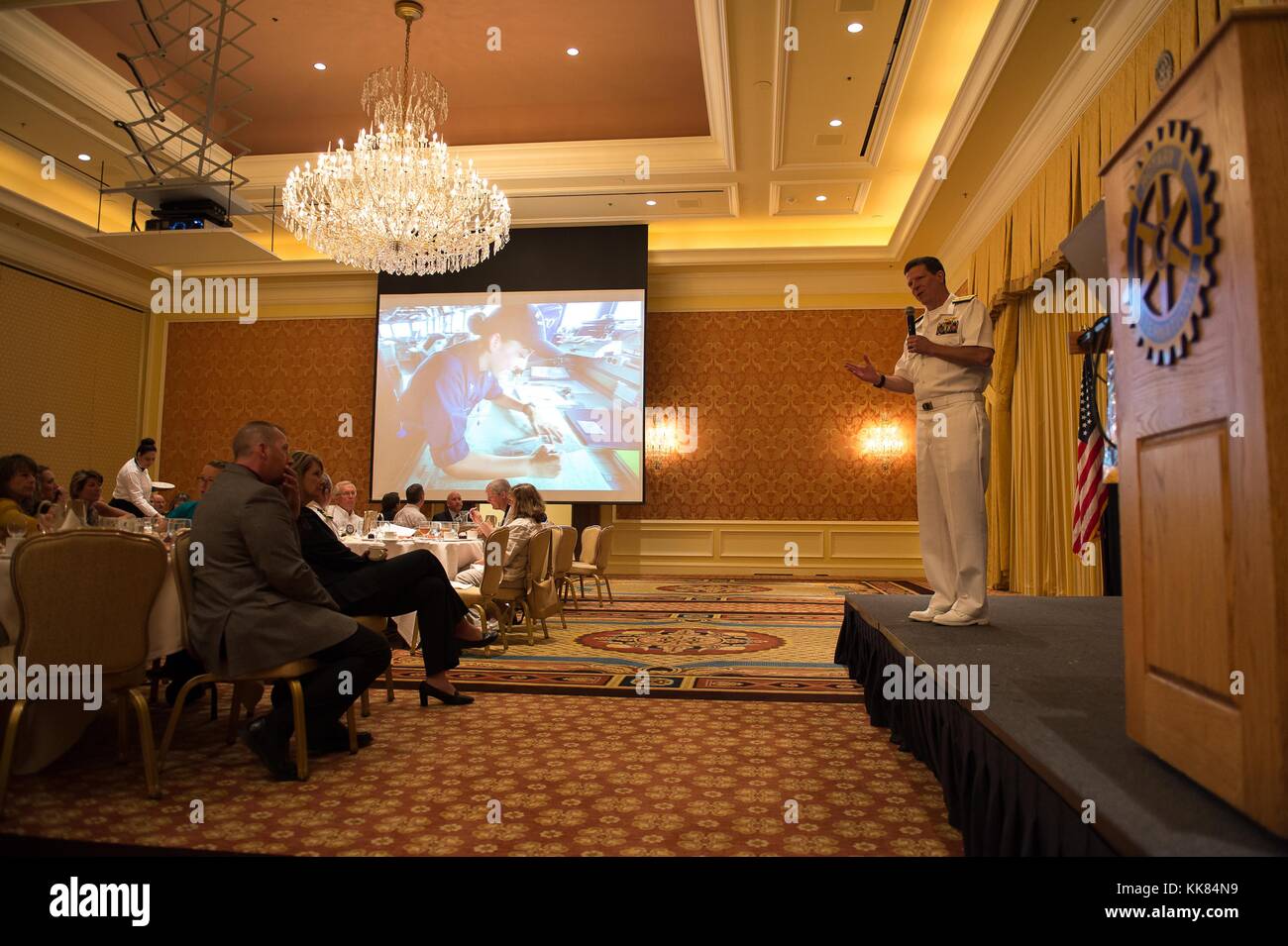 Ammiraglio Michael Bianco, da Denver, comandante della Naval istruzione e formazione il comando, si incontra con il Rotary Club locale al Piccolo Hotel America durante il Cheyenne Navy settimana, Cheyenne, Wyoming. Immagine cortesia la comunicazione di massa specialista di terza classe Seth Coulter/US Navy, 2015. Foto Stock