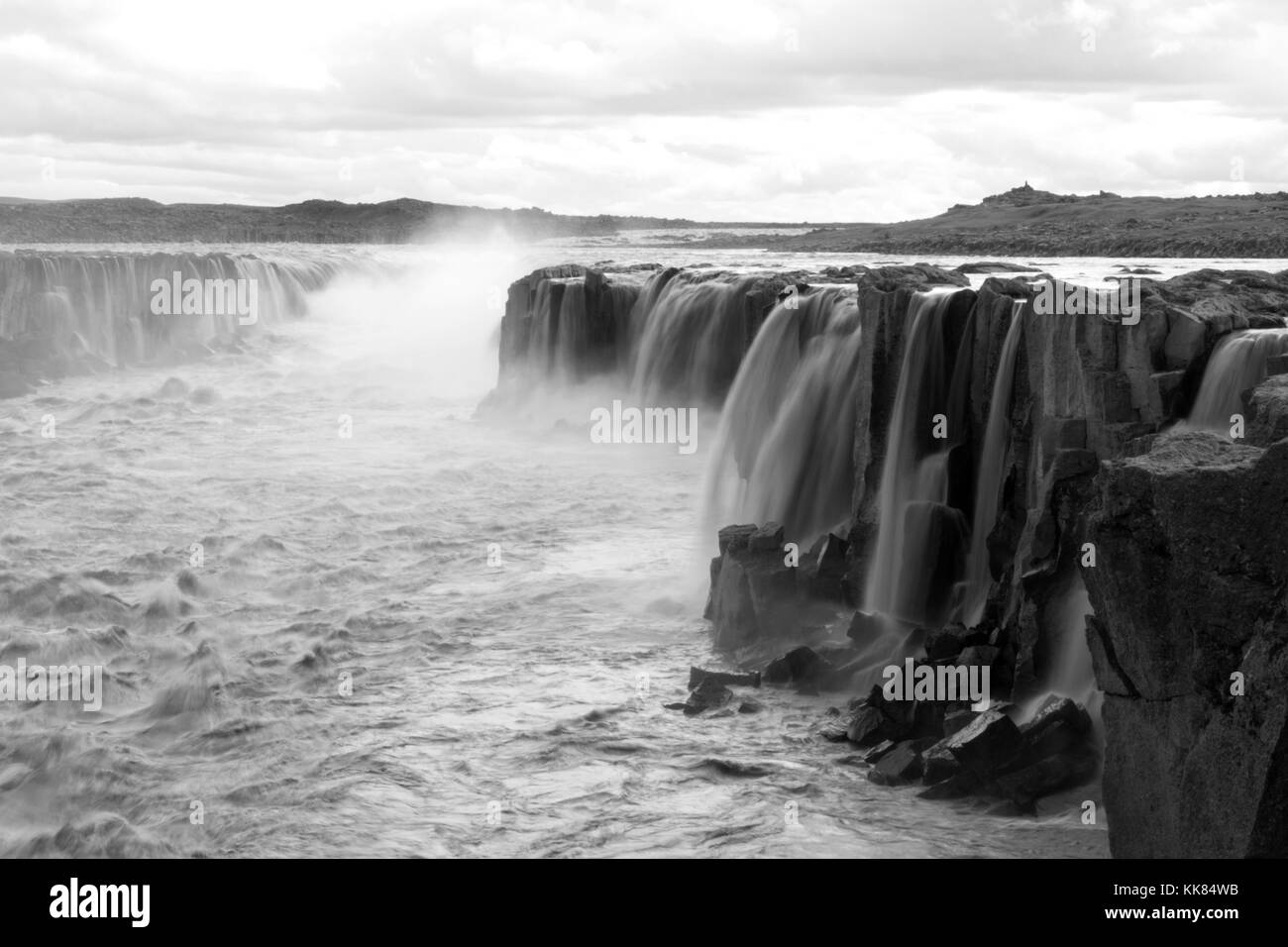 Islanda cascate in bianco e nero, scena drammatica con un look metaforica Foto Stock