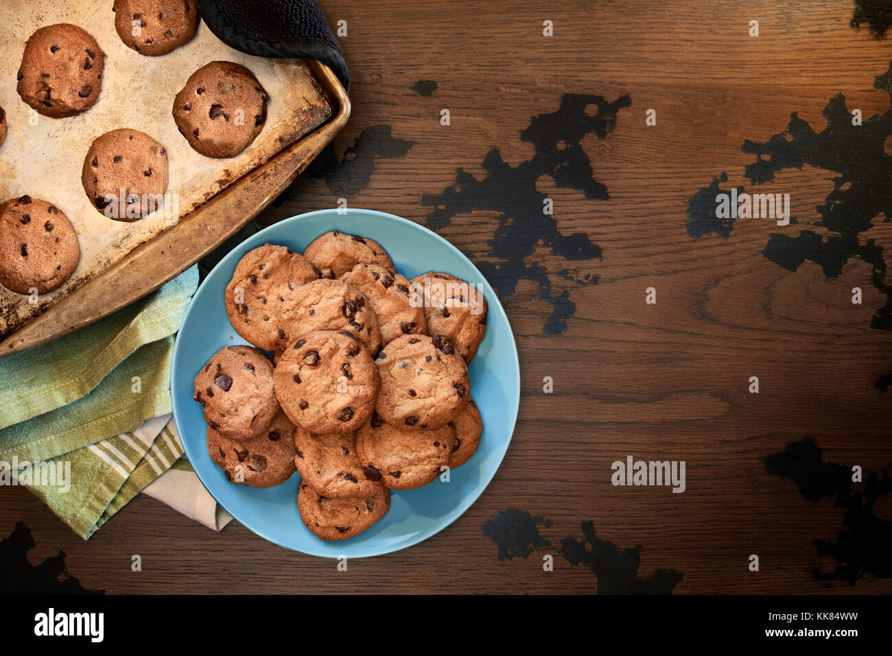 Vista aerea di biscotti al cioccolato caldo dal forno su vintage tavolo in legno Foto Stock