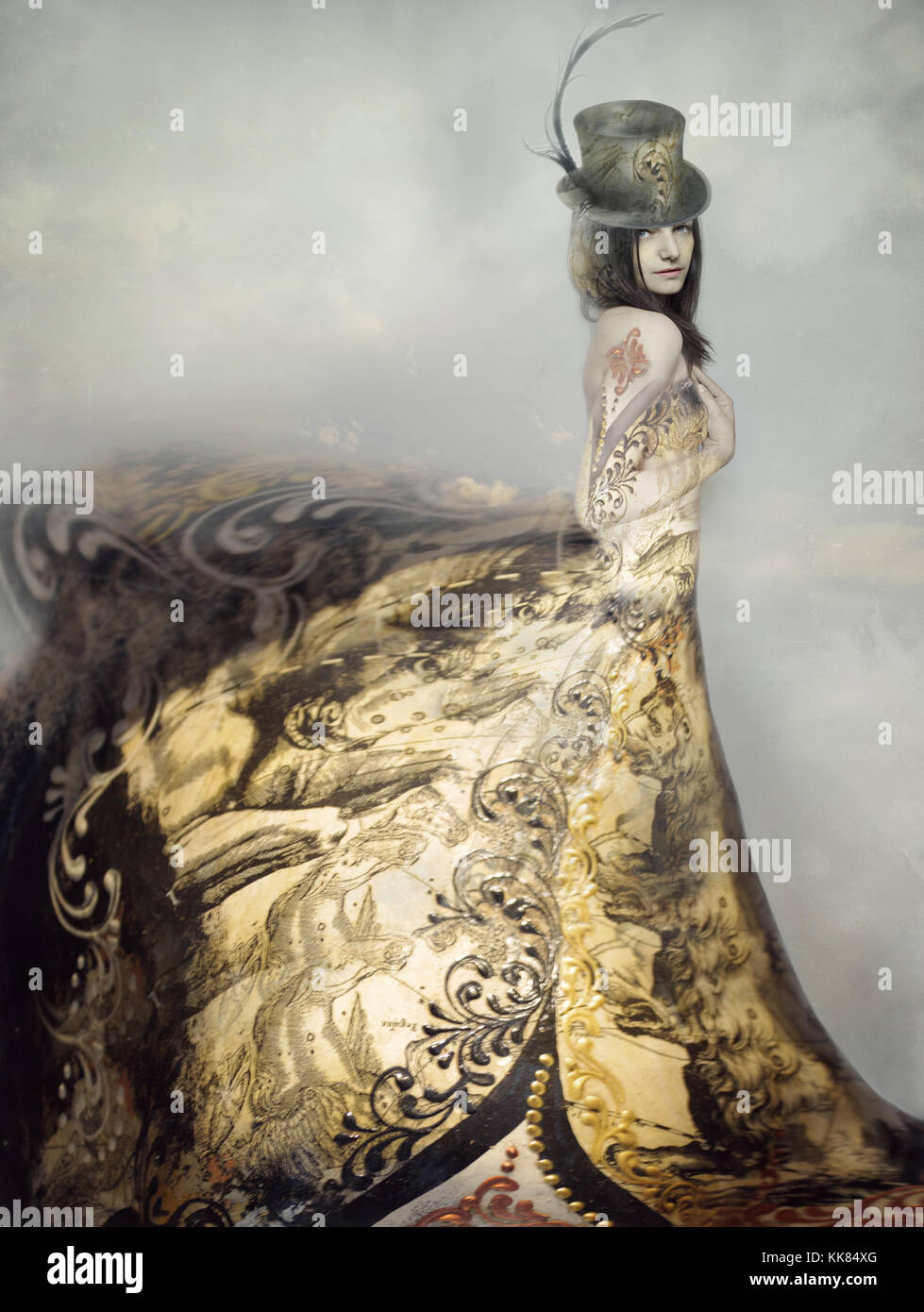 Bellissimo ritratto artistico di una stravagante lady in un stile diciottesimo secolo abito e cilindro con le nuvole in background Foto Stock