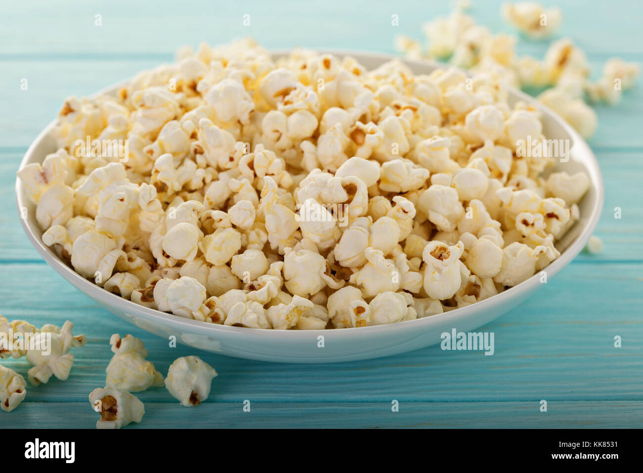 Il formaggio Cheddar popcorn in una ciotola bianco Foto Stock