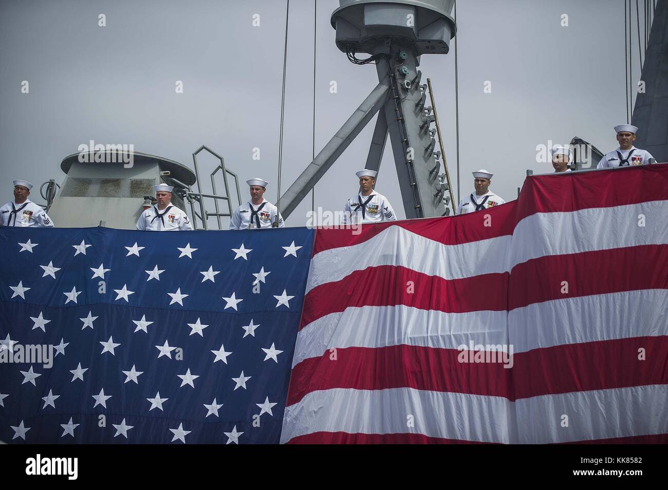 I marinai a bordo della Oliver classe Hazard-Perry guidato-missile fregata USS Gary FFG 51 uomo le rotaie durante la nave di disattivazione di cerimonia presso la base navale di San Diego, San Diego. Immagine cortesia la comunicazione di massa Specialist 1a classe Trevor Welsh/US Navy, 2015. Foto Stock