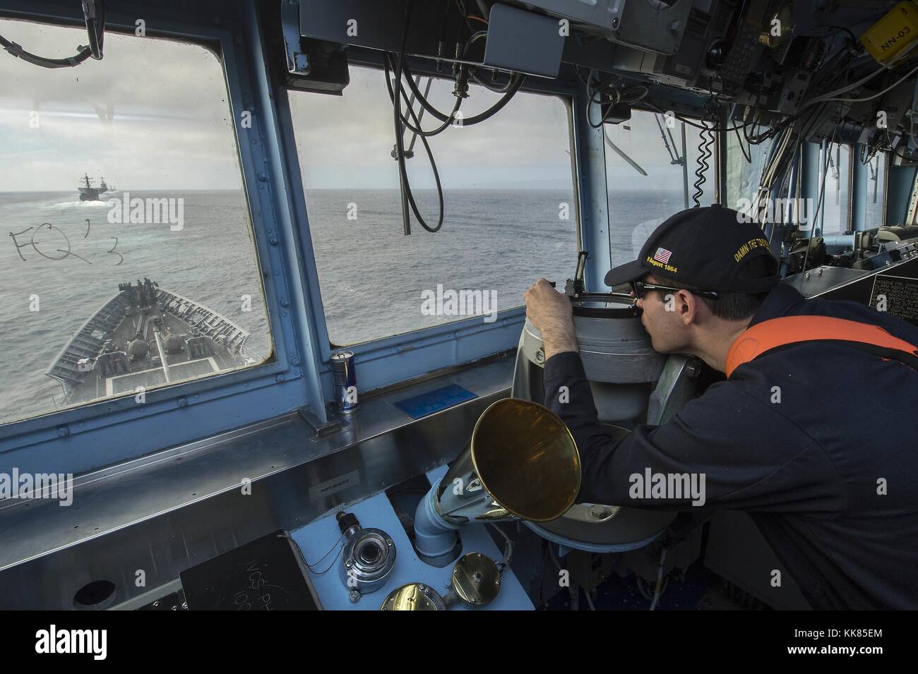 Alfiere Zachary Levine, da Tacoma, Washhington, prende un cuscinetto a bordo guidato-missili cruiser USS Mobile Bay CG 53 durante una mostra-di-force transito, Oceano Pacifico. Immagine cortesia la comunicazione di massa specialista in seconda classe Ryan J. Batchelder/US Navy, 2015. Foto Stock