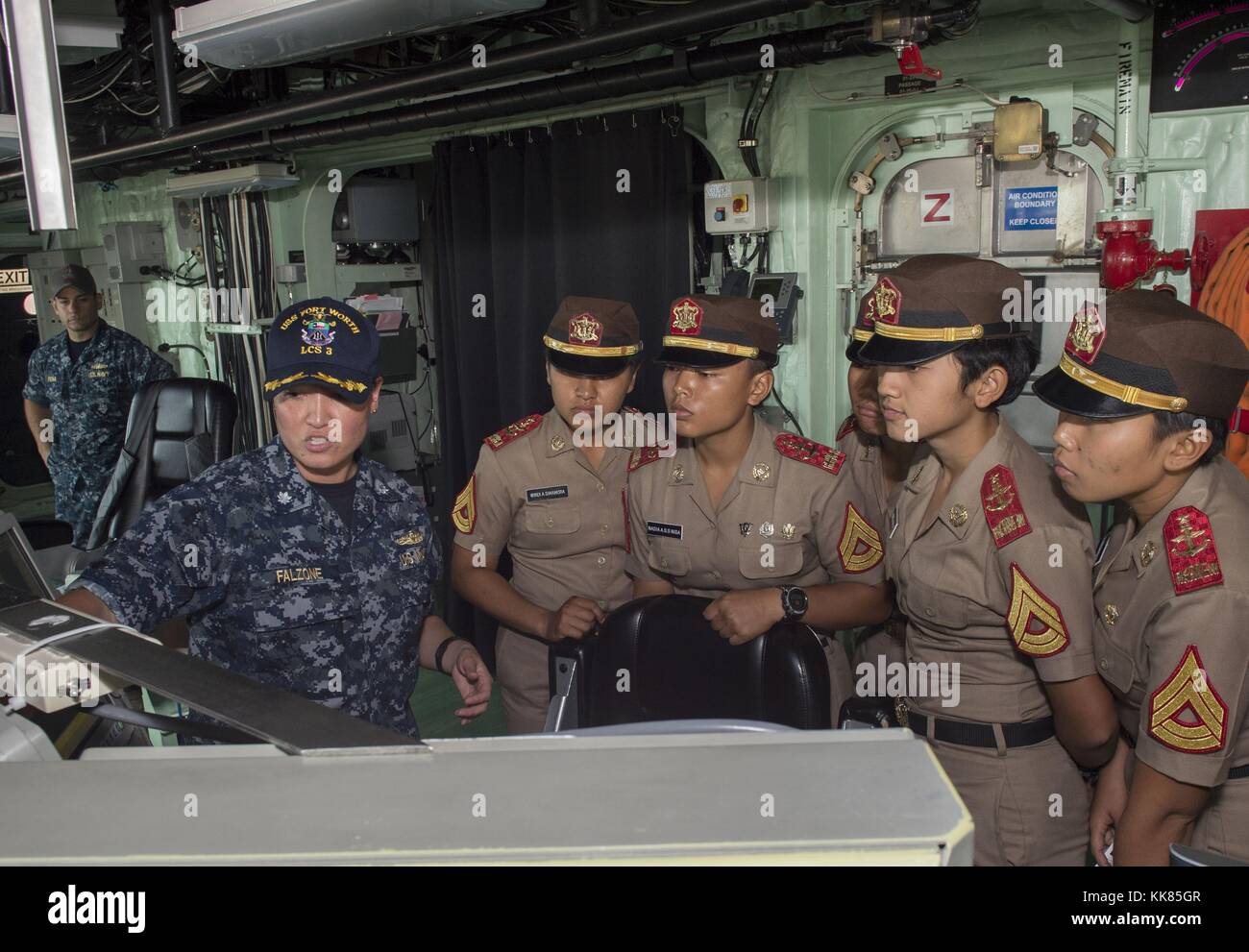 Il comandante Michel Falzone, delegato del programma Littoral Combat Ship USS Fort Worth LCS 3, spiega le operazioni di ponte per i cadetti dalla marina indonesiana durante un tour di Fort Worth nel corso della cooperazione a galla la prontezza e la formazione CARAT Indonesia 2015, Surabaya, Indonesia. Immagine cortesia la comunicazione di massa specialista di seconda classe Vescovo Joe/US Navy, Indonesia, 2015. Foto Stock