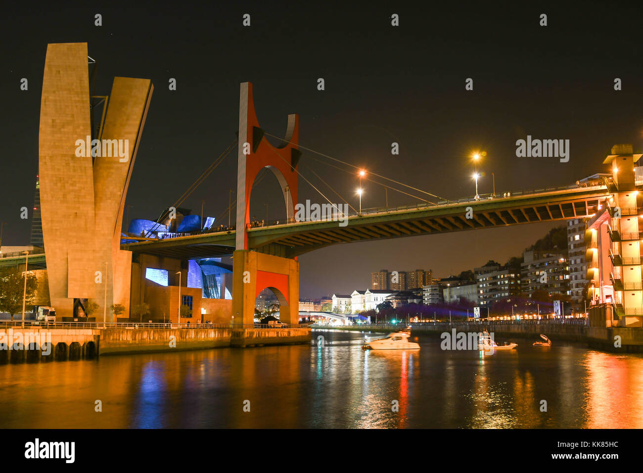 Vista notturna dell'estuario di Bilbao con il Ponte la Salve. Foto Stock